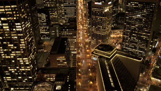 Antenne-auf-dem-Dach-beleuchtete-Stadtverkehr-San-Francisco-anzeigen