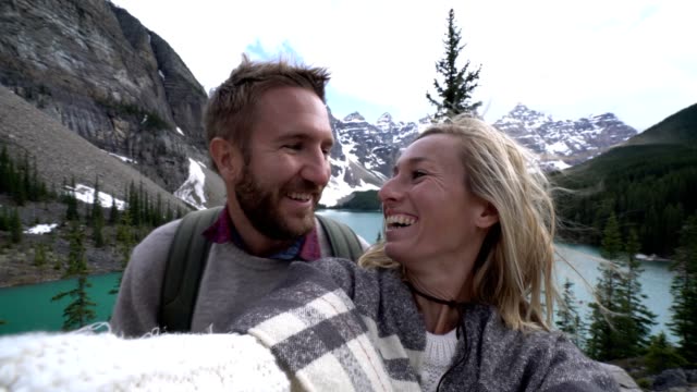 Selfie-de-joven-pareja-en-montaña-en-el-lago-Moraine