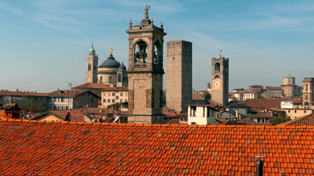 Panorama-der-Altstadt-Bergamo-(Italien).-Bergamo,-auch-genannt-La-Citt-dei-Mille,-\"Stadt-der-tausend\",-ist-eine-Stadt-in-der-Lombardei,-Norditalien,-etwa-40-km-nordöstlich-von-Mailand.