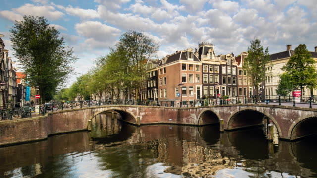Amsterdam---Zeitraffer-am-Tag-mit-Wolken