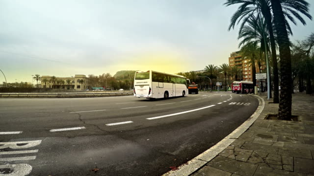 Verkehr-am-Plaza-De-Espana-während-des-Sonnenuntergangs