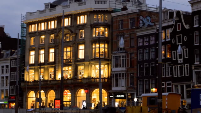 Architektur-des-Hotels-und-Restaurants-in-Amsterdam-in-der-Abenddämmerung