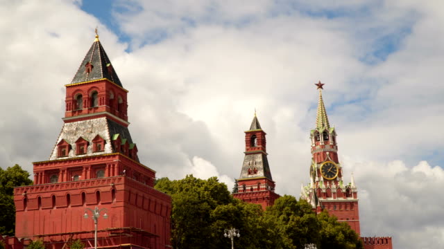 Las-torres-de-la-pared-de-Kremlin-en-Moscú