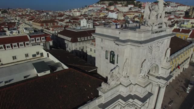 Vuelo-en-Praca-do-Comercio,-Lisboa,-Portugal