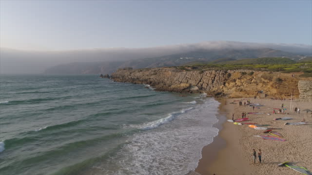 Portugal-Sommer-sonniger-Tag-Lissabon-Bucht-Surfer-Strand-Antenne-Stadtpanorama-4k