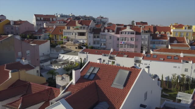 Portugal-día-soleado-tiempo-Lisboa-ciudad-edificios-de-apartamentos-aéreos-panorama-4k