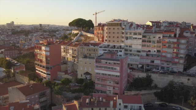 Portugal-Sonnenuntergangszeit-Lissabon-Stadtleben-Block-Privathaus-aerial-Panorama-4k