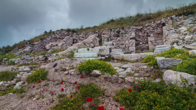 Tag-Zeit-Sturm-Himmel-Santorini-Insel-alte-Steinruinen-Blumen-Panorama-4-k-Zeit-hinfällig,-Griechenland