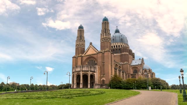 Timelapse-en-la-Basílica-de-Koekelberg-de-sagrado-corazón-de-Bruselas-(Sacre-Coeur),-lapso-de-tiempo-de-4K-de-Bruselas,-Bélgica