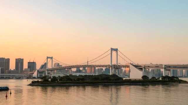 Tokyo-sunset-city-skyline-day-to-night-timelapse-at-Rainbow-Bridge,-Odaiba,-Tokyo,-Japan-4K-Time-lapse