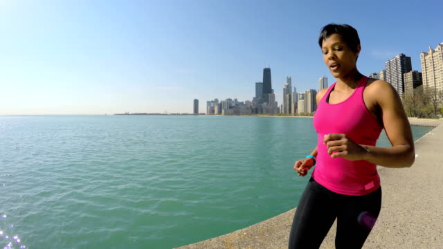 Mujer-americana-africana-a-lo-largo-de-la-costa-de-la-ciudad-de-Chicago