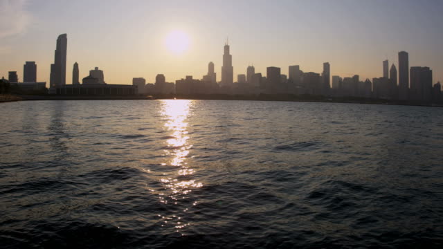 Ansicht-der-Stadt-Wolkenkratzer-bei-Sonnenuntergang-Chicago-USA