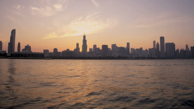 Blick-auf-den-Sonnenuntergang-über-Chicago-City-Wolkenkratzer-USA