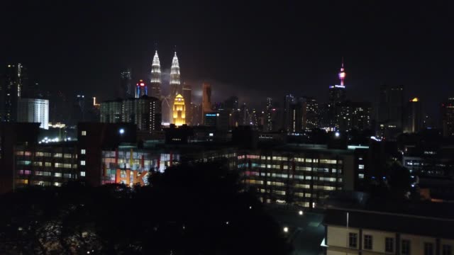 Mover-a-la-izquierda-vista-aérea-de-Kuala-Lumpur-durante-noche-junto-a-la-torre-KLCC.