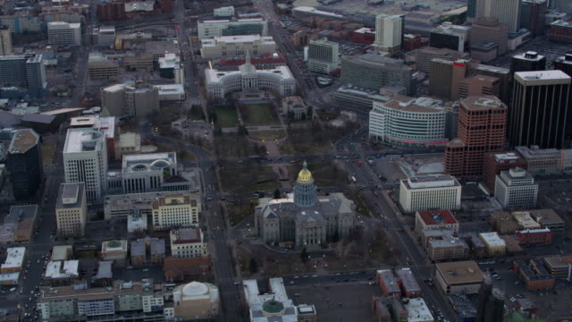 Aerial-Umlaufbahn-des-Colorado-State-Capitol-Building-und-Denver-City-und-County-Building