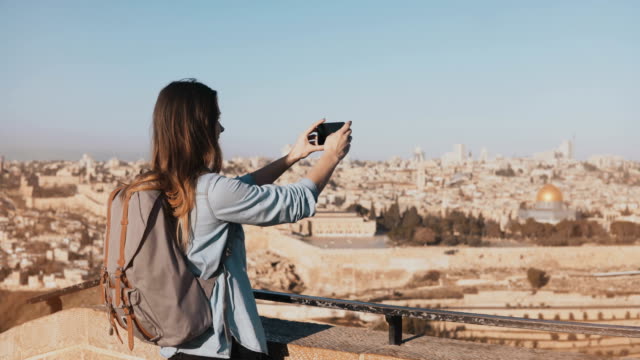 Turista-toma-fotos-de-ciudad-vieja-de-Jerusalén.-Mujer-muy-caucásico-viajero-con-mochila.-Israel.-4K