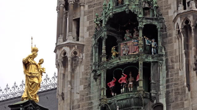 The-historic-Glockenspiel-at-Marienplatz,-Munich,-Germany---Part-05