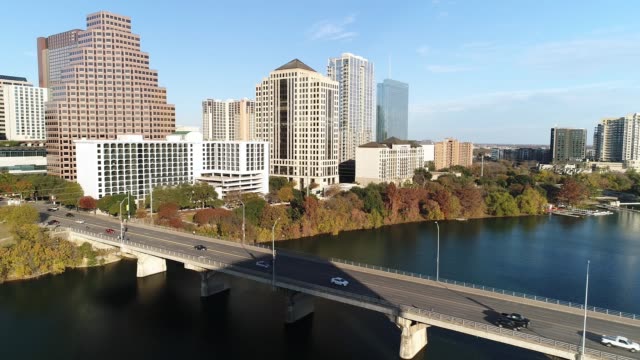 Lento-hacia-adelante-estableciendo-captura-de-tráfico-en-el-puente-de-la-Avenida-Congreso-en-Austin