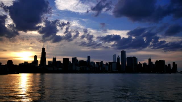 Skyline-von-Chicago-auf-dem-See-bei-Sonnenuntergang-Zeitraffer-wiedergegeben