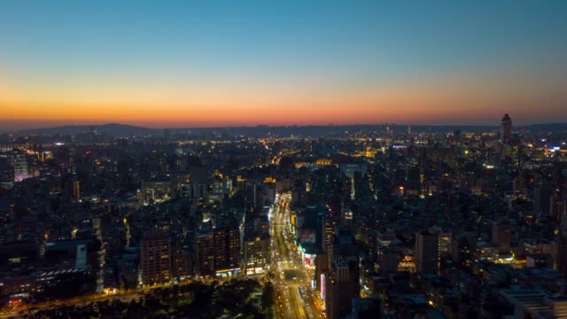 Sonnenuntergang-Himmel-Taipei-Stadtbild-Stadtverkehrs-aerial-Panorama-4k-Zeitraffer-Taiwan