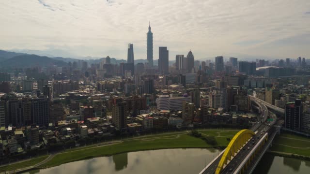 sonnigen-Tag-Taipei-Stadtbild-Fluss-Verkehr-Brücke-Luftaufnahme-Innenstadt-Panorama-4k-Zeitraffer-Taiwan