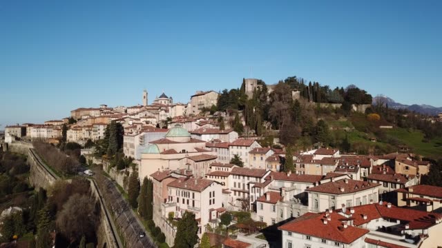 Drohne-Luftbild-von-Bergamo---Altstadt.-Eines-der-schönen-Stadt-in-Italien.-Landschaft-im-Zentrum-der-Stadt-und-seinen-historischen-Gebäuden-tagsüber-wunderbar-blu