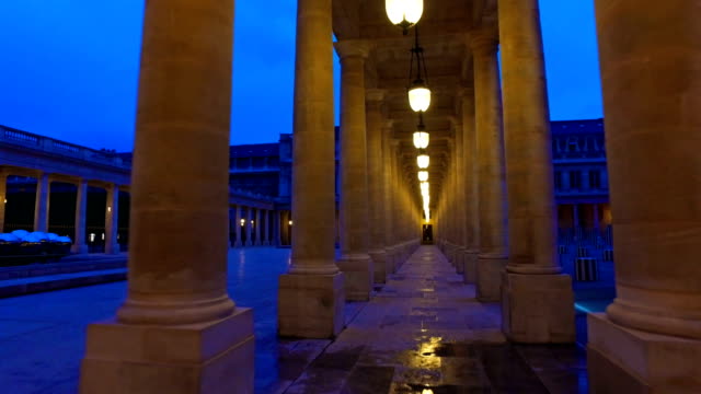 París,-Palais-Royal-en-la-noche,-originalmente-llamado-Palais-Cardinal,-fue-la-residencia-personal-del-Cardenal-Richelieu-en-París