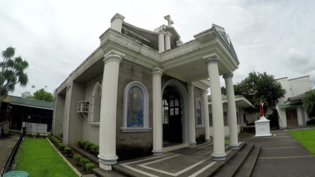 Capilla-de-adoración-de-nuestra-Señora-del-pilar-de-Alaminos,-Laguna,-Filipinas-mostrando-su-fachada.-Vista-inferior,-rotación-tracking-shot