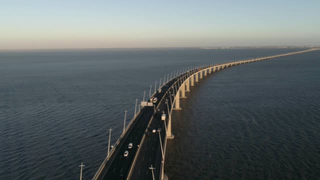 Aerial-Drone-Video-von-Ponte-Vasco-da-Gama-Bridge-mit-vorbeifahrende-Autos