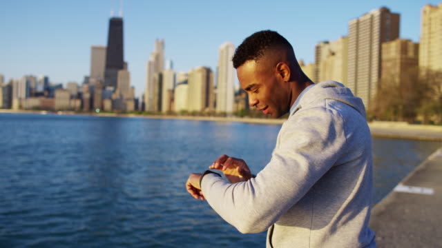 Athletische-afroamerikanische-männlich-ruht-Smartwatch-tragen