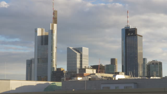 Ángulo-bajo-torres-de-la-oficina-de-Frankfurt
