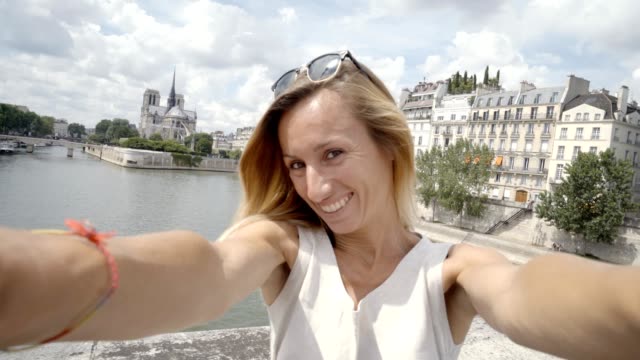 Junge-Frau,-die-die-Selfie-in-Paris-Stadt-Notre-Dame-mit-Handy