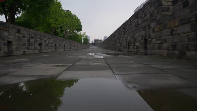 día-de-lluvia-wuhan-ciudad-famosa-antiguo-templo-puente-peatonal-panorama-4k-china