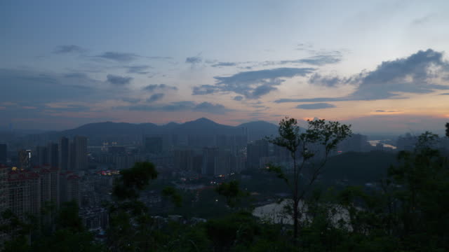 Sonnenuntergang-beleuchtet-Zhuhai-Stadtbild-Park-Mountain-Top-Panorama-4k-china