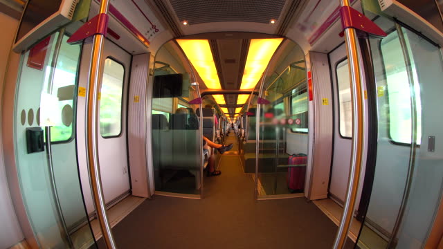 Dentro-del-tren-de-alta-velocidad-mientras-se-está-ejecutando-en-Kuala-Lumpur,-Malasia.