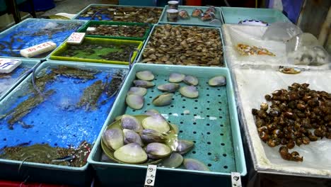pan-of-live-clams-for-sale-at-chun-yueng-market