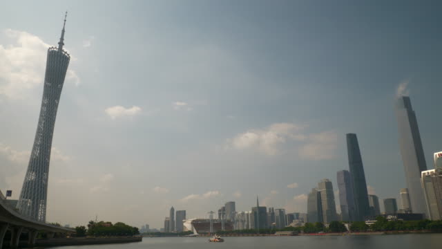 sonnigen-Tag-Guangzhou-Stadt-berühmten-Turm-Fluss-Bucht-Innenstadt-Panorama-4k-china