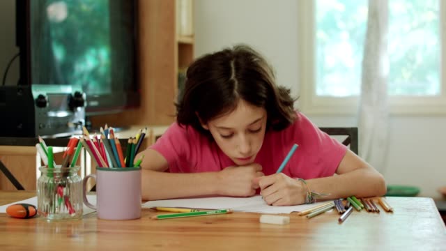 junges-Mädchen-am-Tisch-mit-Farbstiften-zeichnen