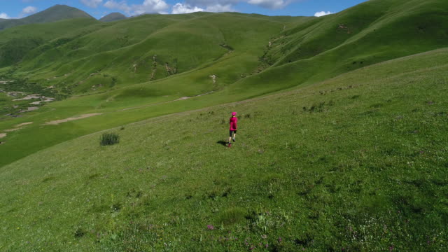 Luftaufnahme-des-jungen-Fitness-frau-Trailläufer-laufen-auf-Grünland-mountain.4k