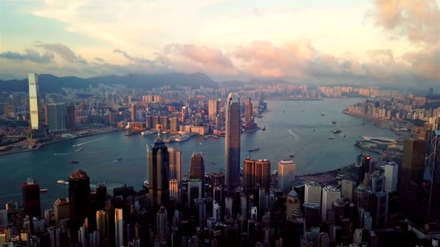 Hong-Kong-Downtown-und-den-Victoria-Harbour.-Bankenviertel-in-smart-City.-Wolkenkratzer-und-Hochhaus-Gebäude.-Luftbild-bei-Sonnenuntergang.