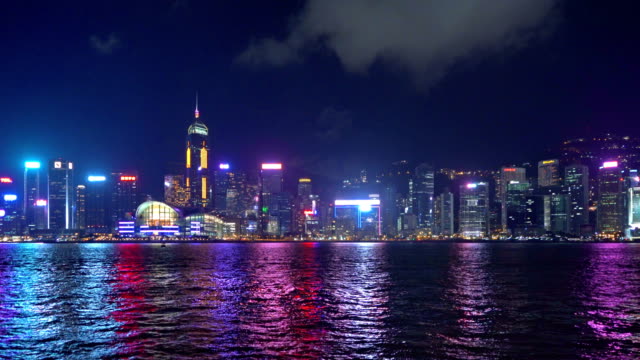 Bunte-Lichter-von-Downtown-Hong-Kong-Skyline-und-den-Victoria-Harbour.-Financial-District-und-Business-Zentren-in-smart-City,-Technologie-Konzept.-Wolkenkratzer-und-Hochhaus-Gebäude-in-der-Nacht.