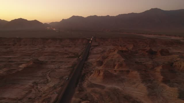 Carretera-del-desierto-en-Xinjiang,-China
