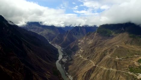 Toma-aérea-del-paisaje-en-Sichuan-occidental/Sichuan,-China