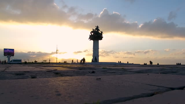 Izmir-Plaza-abejón,-Plaza-de-la-ciudad-por-de-drone,-puesta-de-sol