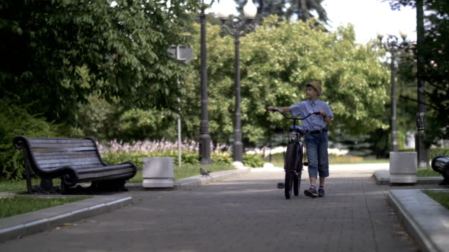 Junge-ist-mit-dem-Fahrrad-in-der-Stadt,-im-freien-Fuß.