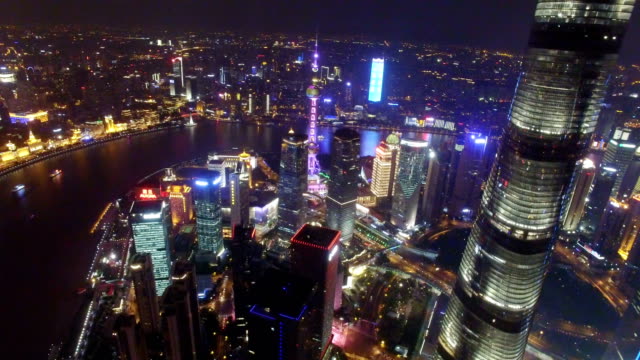 Toma-aérea-del-paisaje-urbano-de-Shanghai-y-horizonte-en-la-noche-de-Shanghai,-China