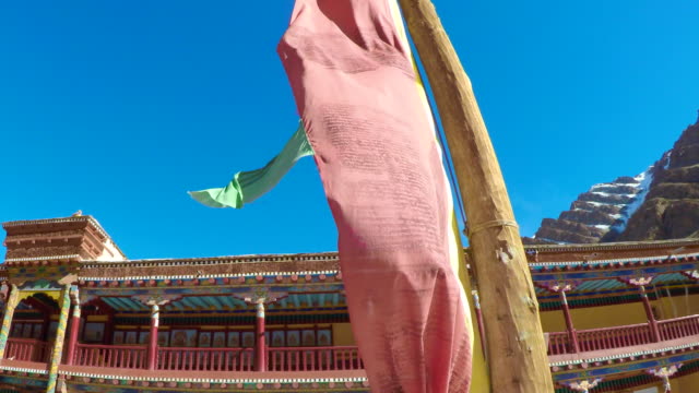Hemis-Kloster-auf-rote-Fahne-Vordergrund,-Leh-Ladakh,-Indien