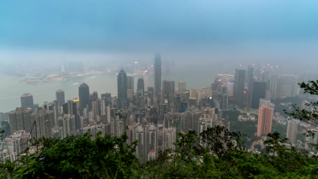 Hong-Kong-lapso-4K,-día-del-horizonte-de-la-ciudad-para-timelapse-noche-vista-desde-el-Pico-Victoria-con-niebla