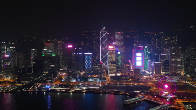 nachts-beleuchteten-Hong-Kong-Stadt-Innenstadt-Verkehr-Bucht-Luftbild-Panorama-4k