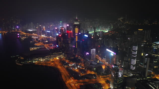 noche-iluminada-hong-kong-centro-de-la-ciudad-tráfico-panorama-aéreo-Bahía-4k